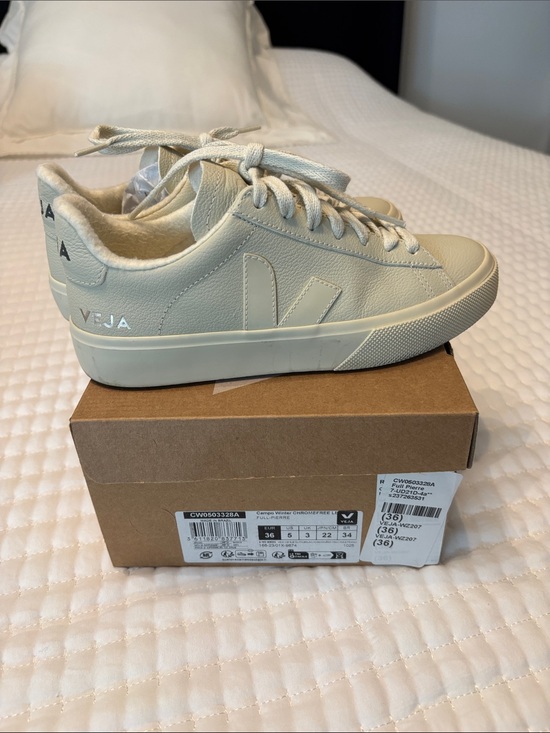Veja Shoes - Veja Low-Top Leather Sneakers in Cream